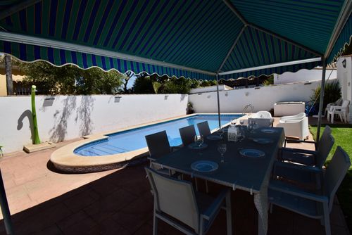 Recreo de Pilant Villa avec piscine privée à Chiclana de la Frontera, Costa de la Luz, Espagne, pour 8 personnes. La maison est située dans une zone côtière et rurale, à 3 km de Chiclana....