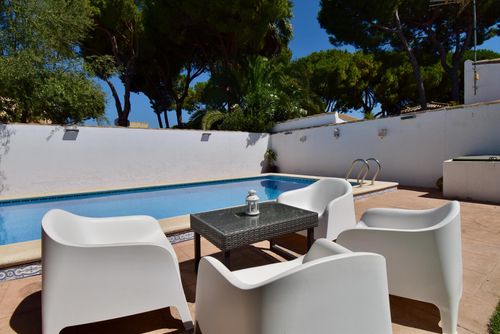 Recreo de Pilant Villa in Chiclana de la Frontera, Costa de la Luz, Spanien mit privatem Pool für 8 Personen. Das Haus befindet sich in einer Küsten- und ländlichen Umgebung und ist 3 km von Chiclana entfernt....