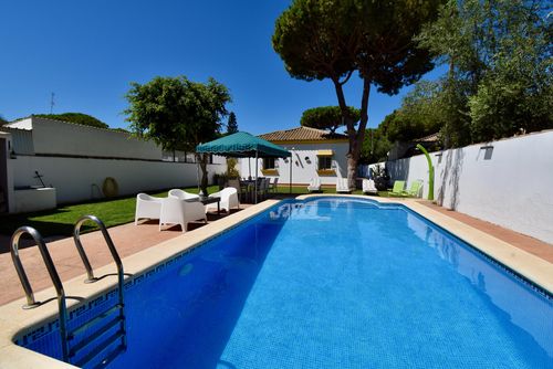 Recreo de Pilant Villa avec piscine privée à Chiclana de la Frontera, Costa de la Luz, Espagne, pour 8 personnes. La maison est située dans une zone côtière et rurale, à 3 km de Chiclana....
