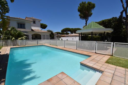 Sol Villa mit privatem Pool in Chiclana de la Frontera, Costa de la Luz, Spanien für 12 Personen. Das Haus befindet sich in einem städtischen Strandgebiet und ist 1 km vom Strand La Barrosa entfernt....