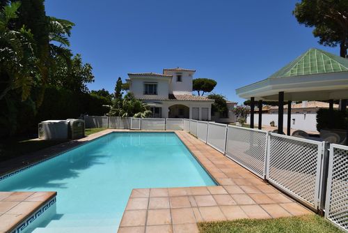 Sol Villa avec piscine privée à Chiclana de la Frontera, Costa de la Luz, Espagne pour 12 personnes. La maison est située dans une zone urbaine proche de la plage et se trouve à 1 km de la plage de La Barrosa....