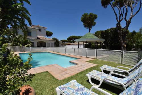 Sol Villa mit privatem Pool in Chiclana de la Frontera, Costa de la Luz, Spanien für 12 Personen. Das Haus befindet sich in einem städtischen Strandgebiet und ist 1 km vom Strand La Barrosa entfernt....