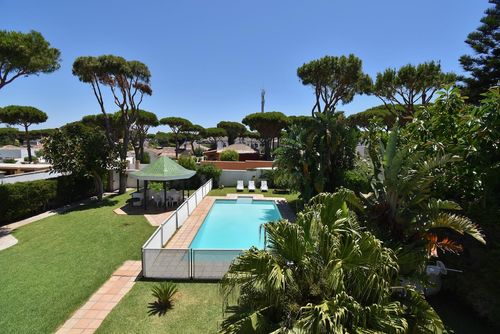 Sol Villa avec piscine privée à Chiclana de la Frontera, Costa de la Luz, Espagne pour 12 personnes. La maison est située dans une zone urbaine proche de la plage et se trouve à 1 km de la plage de La Barrosa....