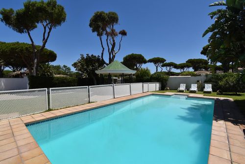 Sol Villa avec piscine privée à Chiclana de la Frontera, Costa de la Luz, Espagne pour 12 personnes. La maison est située dans une zone urbaine proche de la plage et se trouve à 1 km de la plage de La Barrosa....
