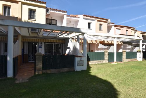 La Balconera No 97 Apartamento con piscina comunitaria en Chiclana de la Frontera, Costa de la Luz, España, para 4 personas. El apartamento se encuentra en un complejo vacacional con bar y restaurante, en una zona residencial de playa, cerca de tiendas y supermercados y a 200 m de la playa de La Barrosa....