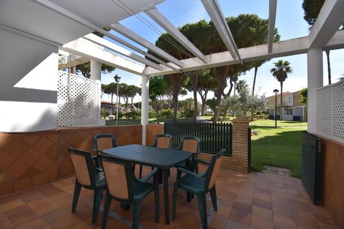 La Balconera No 97 Appartement avec piscine commune à Chiclana de la Frontera, Costa de la Luz, Espagne pour 4 personnes. L'appartement est situé dans un complexe de vacances avec bar et restaurant, dans un quartier résidentiel proche de la plage, à proximité des magasins et supermarchés, et à 200 m de la plage de La Barrosa....