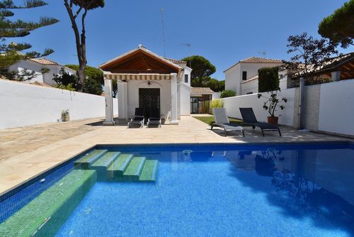 Concepcion Villa in La Barrosa, Costa de la Luz, Spanien mit privatem Pool für 7 Personen. Das Haus befindet sich in einer ländlichen und residentialen Strandgegend, nahe Restaurants, Bars, einem Tennisplatz und 1 km vom Strand La Barrosa entfernt....