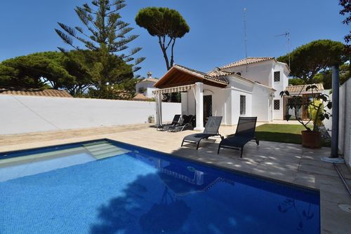Concepcion Villa in La Barrosa, Costa de la Luz, Spain with private pool for 7 persons. The house is situated in a rural and residential beach area, close to restaurants, bars, a tennis court, and 1 km from La Barrosa beach....