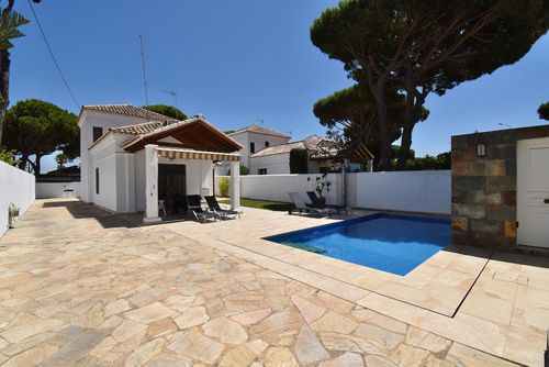 Concepcion Villa avec piscine privée à La Barrosa, Costa de la Luz, Espagne pour 7 personnes. La maison est située dans une zone rurale et résidentielle près de la plage, à proximité de restaurants, bars, d'un court de tennis, et à 1 km de la plage de La Barrosa....