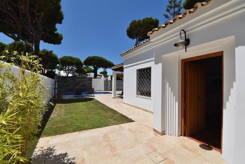Concepcion Villa avec piscine privée à La Barrosa, Costa de la Luz, Espagne pour 7 personnes. La maison est située dans une zone rurale et résidentielle près de la plage, à proximité de restaurants, bars, d'un court de tennis, et à 1 km de la plage de La Barrosa....