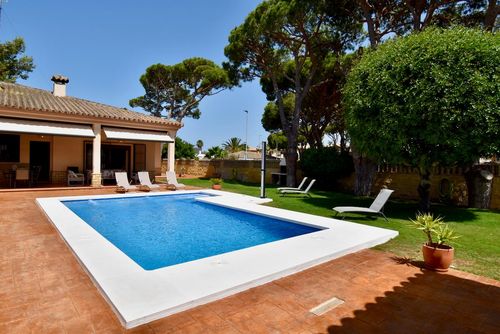Luisa Villa a Chiclana de la Frontera, Costa de la Luz, Spagna, con piscina privata per 6 persone. La casa si trova in un'area residenziale vicino alla spiaggia, a pochi passi da ristoranti e bar, a 3 km dalla spiaggia di La Barrosa e a 3 km da La Barrosa....