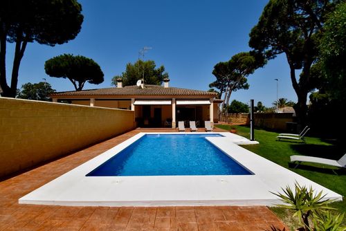 Luisa Villa con piscina privada en Chiclana de la Frontera, Costa de la Luz, España, para 6 personas. La casa está situada en una zona residencial cerca de la playa, junto a restaurantes y bares, a 3 km de la playa de La Barrosa y a 3 km de La Barrosa....