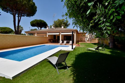 Luisa Villa in Chiclana de la Frontera, Costa de la Luz, Spanje met een privézwembad voor 6 personen. Het huis is gelegen in een residentieel strandgebied, dicht bij restaurants en bars, op 3 km van het strand van La Barrosa en op 3 km van La Barrosa....