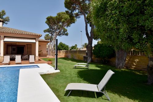 Luisa Villa a Chiclana de la Frontera, Costa de la Luz, Spagna, con piscina privata per 6 persone. La casa si trova in un'area residenziale vicino alla spiaggia, a pochi passi da ristoranti e bar, a 3 km dalla spiaggia di La Barrosa e a 3 km da La Barrosa....