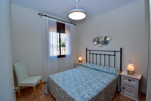 Luisa Villa avec piscine privée à Chiclana de la Frontera, Costa de la Luz, Espagne pour 6 personnes. La maison est située dans un quartier résidentiel près de la plage, à proximité de restaurants et de bars, à 3 km de la plage de La Barrosa et à 3 km de La Barrosa....