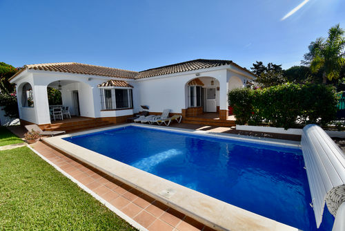 Breizh Villa a Chiclana de la Frontera, Costa de la Luz, Spagna, con piscina privata per 7 persone. La casa si trova in una zona residenziale vicino alla spiaggia, a pochi passi da ristoranti, bar, negozi e supermercati, a 3 km dalla spiaggia di La Barrosa....