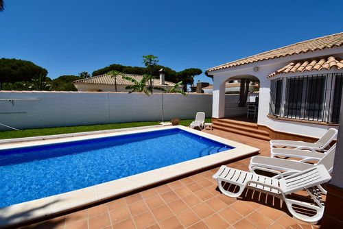 Breizh Villa a Chiclana de la Frontera, Costa de la Luz, Spagna, con piscina privata per 7 persone. La casa si trova in una zona residenziale vicino alla spiaggia, a pochi passi da ristoranti, bar, negozi e supermercati, a 3 km dalla spiaggia di La Barrosa....