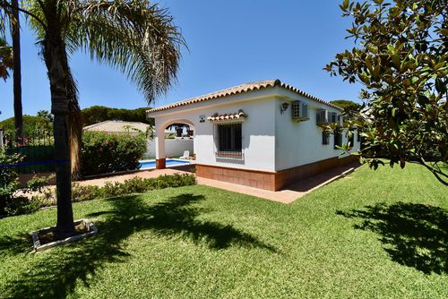 Breizh Villa en Chiclana de la Frontera, Costa de la Luz, España, con piscina privada para 7 personas. La casa está situada en una zona residencial de playa, cerca de restaurantes y bares, tiendas y supermercados, a 3 km de la playa de La Barrosa....