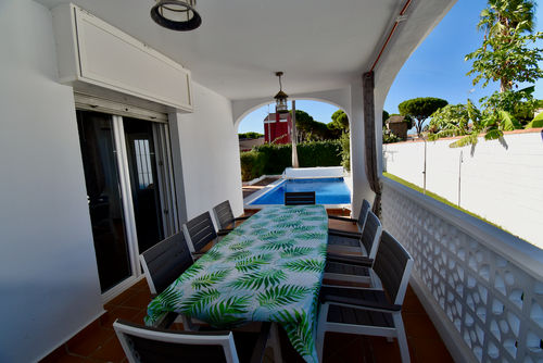 Breizh Villa a Chiclana de la Frontera, Costa de la Luz, Spagna, con piscina privata per 7 persone. La casa si trova in una zona residenziale vicino alla spiaggia, a pochi passi da ristoranti, bar, negozi e supermercati, a 3 km dalla spiaggia di La Barrosa....