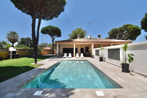 Encarni Villa en Chiclana de la Frontera, Costa de la Luz, España, con piscina privada para 6 personas. La casa está situada en una zona residencial cerca de la playa, próxima a restaurantes y bares, a 3 km de la playa de La Barrosa y a 3 km de La Barrosa....