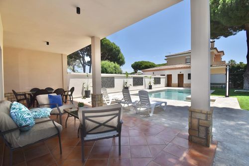 Encarni Villa à Chiclana de la Frontera, Costa de la Luz, Espagne, avec piscine privée pour 6 personnes. La maison est située dans un quartier résidentiel proche de la plage, à proximité de restaurants et de bars, à 3 km de la plage de La Barrosa....