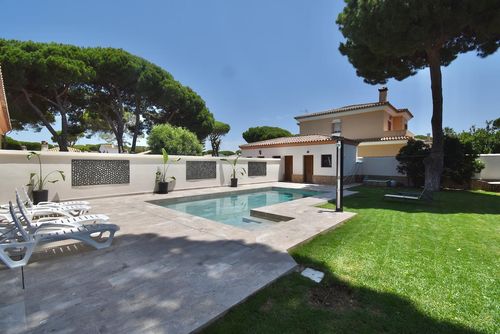 Encarni Villa à Chiclana de la Frontera, Costa de la Luz, Espagne, avec piscine privée pour 6 personnes. La maison est située dans un quartier résidentiel proche de la plage, à proximité de restaurants et de bars, à 3 km de la plage de La Barrosa....