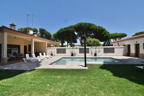 Encarni Villa in Chiclana de la Frontera, Costa de la Luz, Spanje met privézwembad voor 6 personen. Het huis is gelegen in een residentieel strandgebied, dicht bij restaurants en bars, 3 km van het strand La Barrosa en 3 km van La Barrosa....