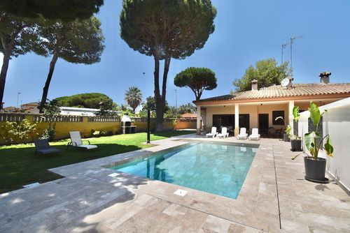 Encarni Villa in Chiclana de la Frontera, Costa de la Luz, Spanien mit privatem Pool für 6 Personen. Das Haus befindet sich in einem Wohngebiet nahe dem Strand, in der Nähe von Restaurants und Bars, 3 km vom Strand La Barrosa entfernt....