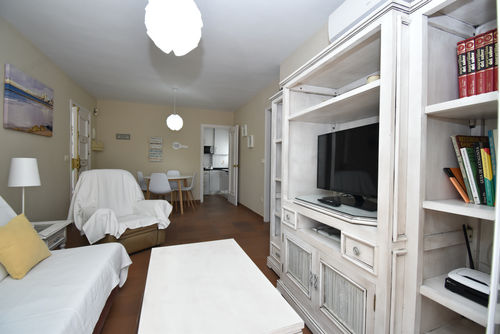 Pinar Don Jesus Apartment mit Gemeinschaftspool in Chiclana de la Frontera, Costa de la Luz, Spanien für 4 Personen. Das Apartment befindet sich in einem Wohngebiet nahe dem Strand, in der Nähe von Restaurants und Bars, Geschäften und Supermärkten, und 100 m vom La Barrosa Strand entfernt....