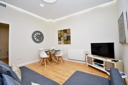 El Patio Apartment in Cádiz, Costa de la Luz, Spanien für 4 Personen. Das Apartment liegt in der Nähe von Restaurants und Bars, Geschäften und Supermärkten und ist nur 3 km vom Strand La Caleta entfernt....