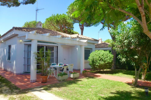 Babor Encantadora y cómoda villa con piscina privada en Chiclana de la Frontera, Costa de la Luz, España, para 6 personas. La casa está situada en una zona residencial cercana a la playa, cerca de restaurantes y bares, y a 500 m de la playa de La Barrosa....