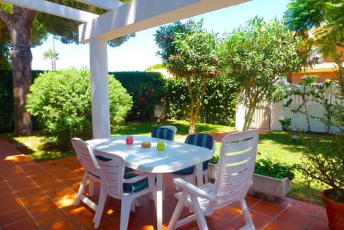 Babor Encantadora y cómoda villa en La Barrosa, Costa de la Luz, España, con piscina privada para 6 personas. La casa está situada en una zona residencial de playa, cerca de restaurantes y bares, a 500 m de la playa de La Barrosa....