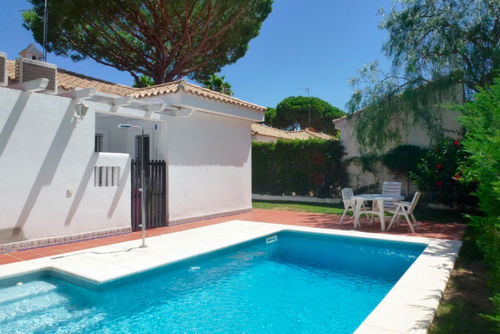 Babor Charmante et confortable villa à La Barrosa, Costa de la Luz, Espagne, avec une piscine privée pour 6 personnes. La maison est située dans une zone résidentielle proche de la plage, à proximité de restaurants et de bars, à 500 m de la plage de La Barrosa....