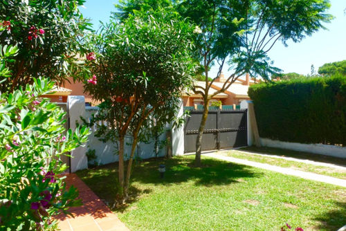 Babor Schöne und komfortable Villa in La Barrosa, Costa de la Luz, Spanien, mit einem privaten Pool für 6 Personen. Das Haus befindet sich in einem Wohngebiet nahe dem Strand, in der Nähe von Restaurants und Bars und nur 500 m vom Strand La Barrosa entfernt....