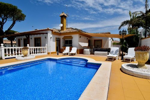 Arrecife Große und klassische Villa mit privatem Pool in Chiclana de la Frontera, Costa de la Luz, Spanien für 8 Personen. Das Haus befindet sich in einem urbanen Strandgebiet, nahe Restaurants, Bars und Supermärkten, und ist 500 m vom Strand La Barrosa entfernt....