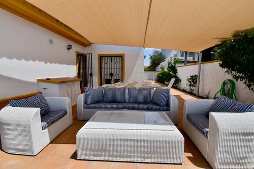 Arrecife Amplia y clásica villa con piscina privada en Chiclana de la Frontera, Costa de la Luz, España, para 8 personas. La casa está situada en una zona de playa urbana, cerca de restaurantes, bares y supermercados, y a 500 m de la playa de La Barrosa....