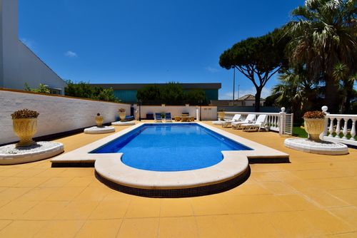 Arrecife Amplia y clásica villa con piscina privada en La Barrosa, Costa de la Luz, España, para 8 personas. La casa está situada en una zona costera urbana, cerca de restaurantes, bares y supermercados, a 500 m de la playa de La Barrosa y a 10 km de Chiclana de la Frontera....