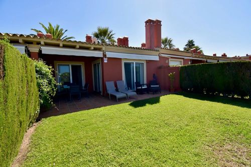 Teresa Hermosa y cómoda casa de vacaciones en Chiclana de la Frontera, Costa de la Luz, España, para 6 personas. La casa se encuentra en una zona residencial de playa, cerca de un campo de golf y una pista de tenis, y a 2 km de la playa de La Barrosa....