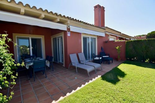 Teresa Hermosa y cómoda casa de vacaciones en Chiclana de la Frontera, Costa de la Luz, España, para 6 personas. La casa se encuentra en una zona residencial de playa, cerca de un campo de golf y una pista de tenis, y a 2 km de la playa de La Barrosa....