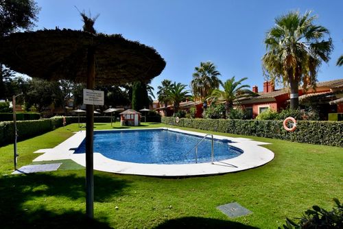 Teresa Hermosa y cómoda casa de vacaciones en Chiclana de la Frontera, Costa de la Luz, España, para 6 personas. La casa se encuentra en una zona residencial de playa, cerca de un campo de golf y una pista de tenis, y a 2 km de la playa de La Barrosa....