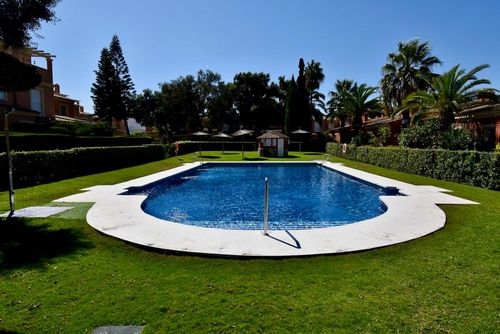 Teresa Schönes und komfortables Ferienhaus in Chiclana de la Frontera, Costa de la Luz, Spanien für 6 Personen. Das Haus befindet sich in einem Wohnstrandgebiet, in der Nähe eines Golfplatzes und eines Tennisplatzes und nur 2 km vom Strand La Barrosa entfernt....