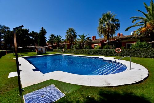 Teresa Schönes und komfortables Ferienhaus in Chiclana de la Frontera, Costa de la Luz, Spanien für 6 Personen. Das Haus befindet sich in einem Wohngebiet nahe dem Strand, in der Nähe eines Golfplatzes und eines Tennisplatzes und ist nur 2 km vom Strand La Barrosa entfernt....