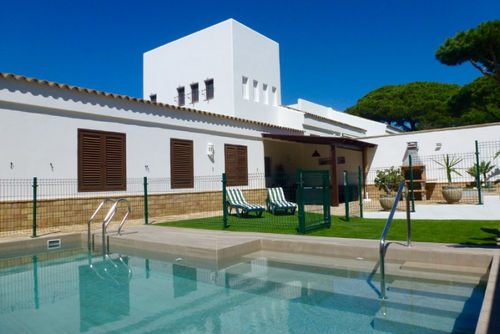 Valeria Villa in Chiclana de la Frontera, Costa de la Luz, Spanien mit privatem Pool für 6 Personen. Das Haus befindet sich in einem urbanen Strandbereich, nahe Restaurants und Bars, Geschäften und Supermärkten, und nur 500 m vom Strand La Barrosa entfernt....