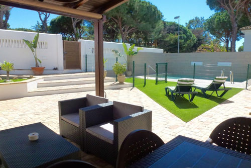 Valeria Villa en La Barrosa, Costa de la Luz, España, con piscina privada para 6 personas. La casa se encuentra en una zona urbana de playa, cerca de restaurantes y bares, tiendas y supermercados, y está a 500 m de la playa de La Barrosa....