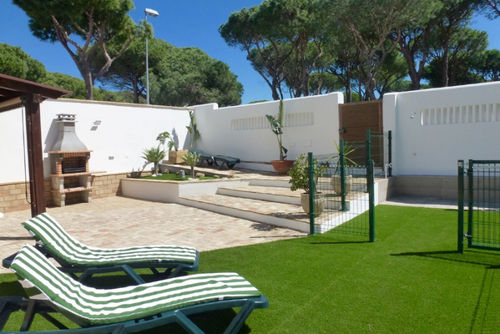 Valeria Villa in La Barrosa, Costa de la Luz, Spanien mit privatem Pool für 6 Personen. Das Haus befindet sich in einem urbanen Strandgebiet, nahe Restaurants und Bars, Geschäften und Supermärkten und ist nur 500 m vom Strand La Barrosa entfernt....