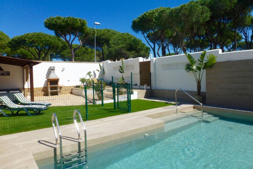 Valeria Villa en La Barrosa, Costa de la Luz, España, con piscina privada para 6 personas. La casa se encuentra en una zona urbana de playa, cerca de restaurantes y bares, tiendas y supermercados, y está a 500 m de la playa de La Barrosa....