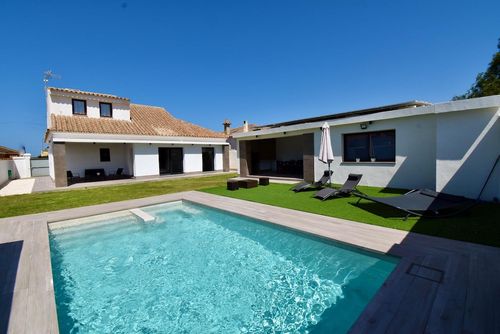 Manuela Villa avec piscine privée à Chiclana de la Frontera, Costa de la Luz, Espagne, pour 8 personnes. La maison est située dans une zone côtière et résidentielle, à 3 km de la plage de La Barrosa....