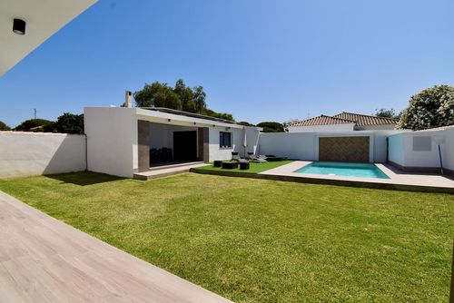 Manuela Villa mit privatem Pool in Chiclana de la Frontera, Costa de la Luz, Spanien für 8 Personen. Das Haus befindet sich in einer Küsten- und Wohngegend und ist 3 km vom Strand La Barrosa entfernt....