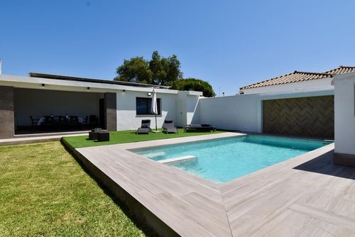 Manuela Villa avec piscine privée à Chiclana de la Frontera, Costa de la Luz, Espagne, pour 8 personnes. La maison est située dans une zone côtière et résidentielle, à 3 km de la plage de La Barrosa....