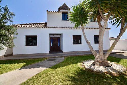 Manuela Villa avec piscine privée à Chiclana de la Frontera, Costa de la Luz, Espagne, pour 8 personnes. La maison est située dans une zone côtière et résidentielle, à 3 km de la plage de La Barrosa....